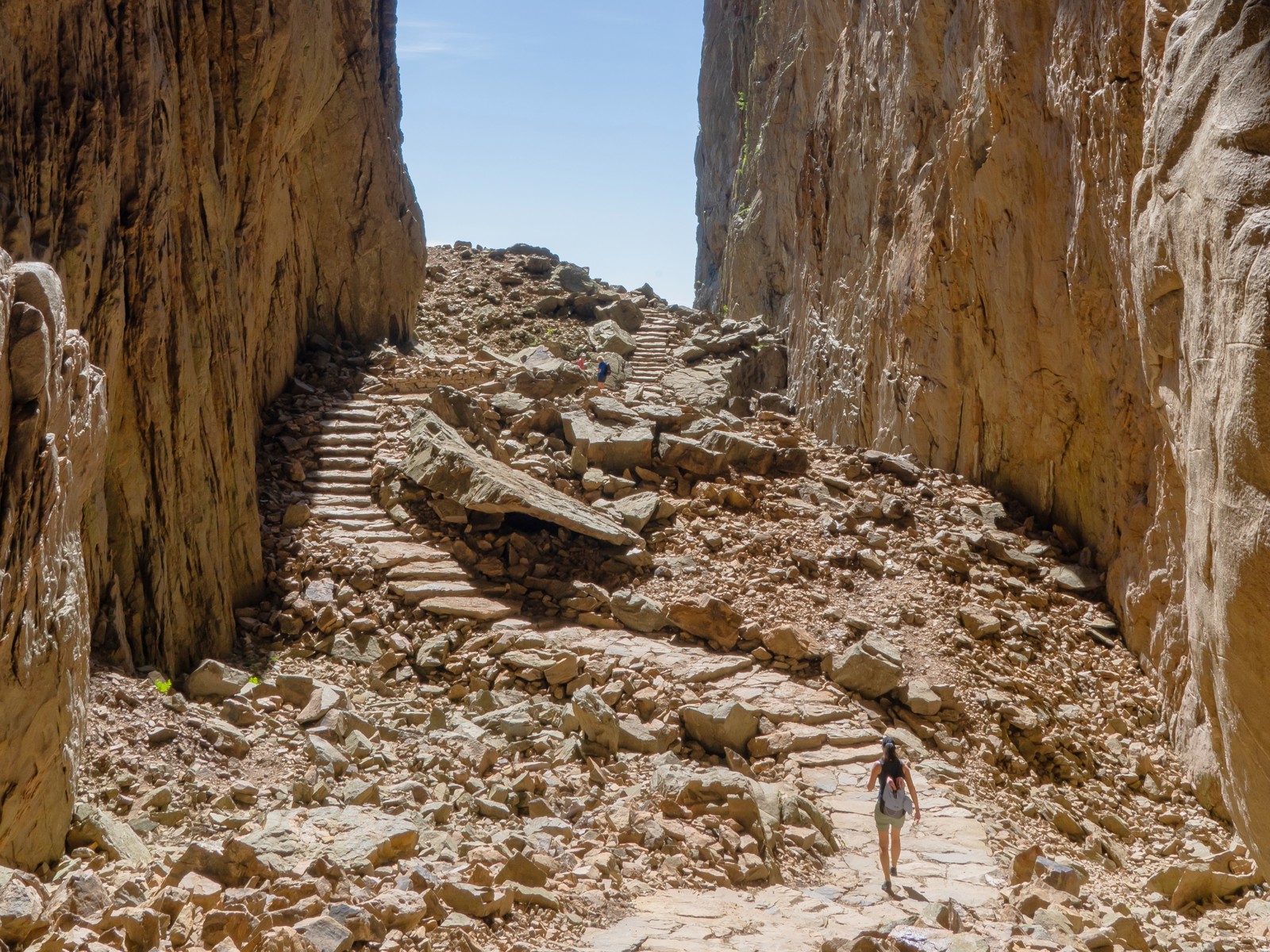 Foto av Torghatten, sti opp til en åpning i fjellet. 