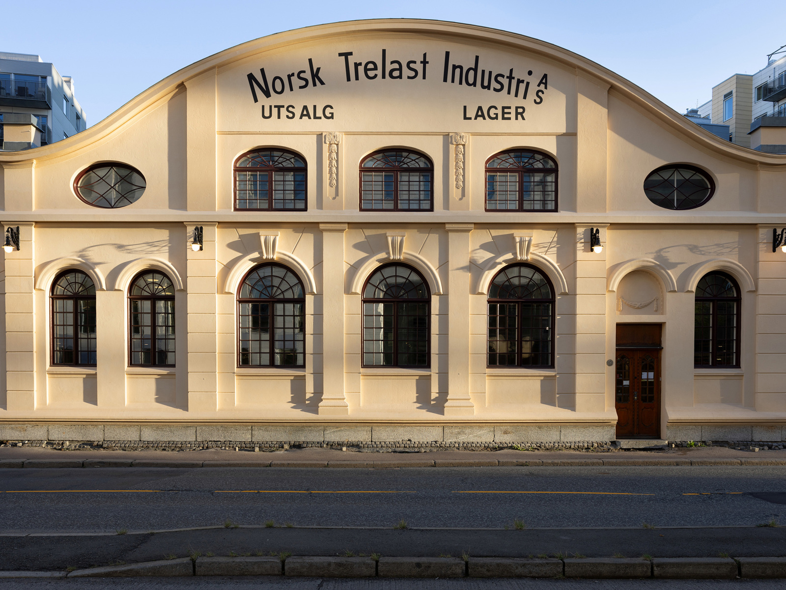 Foto av fasaden på Trelastlageret i 2025.