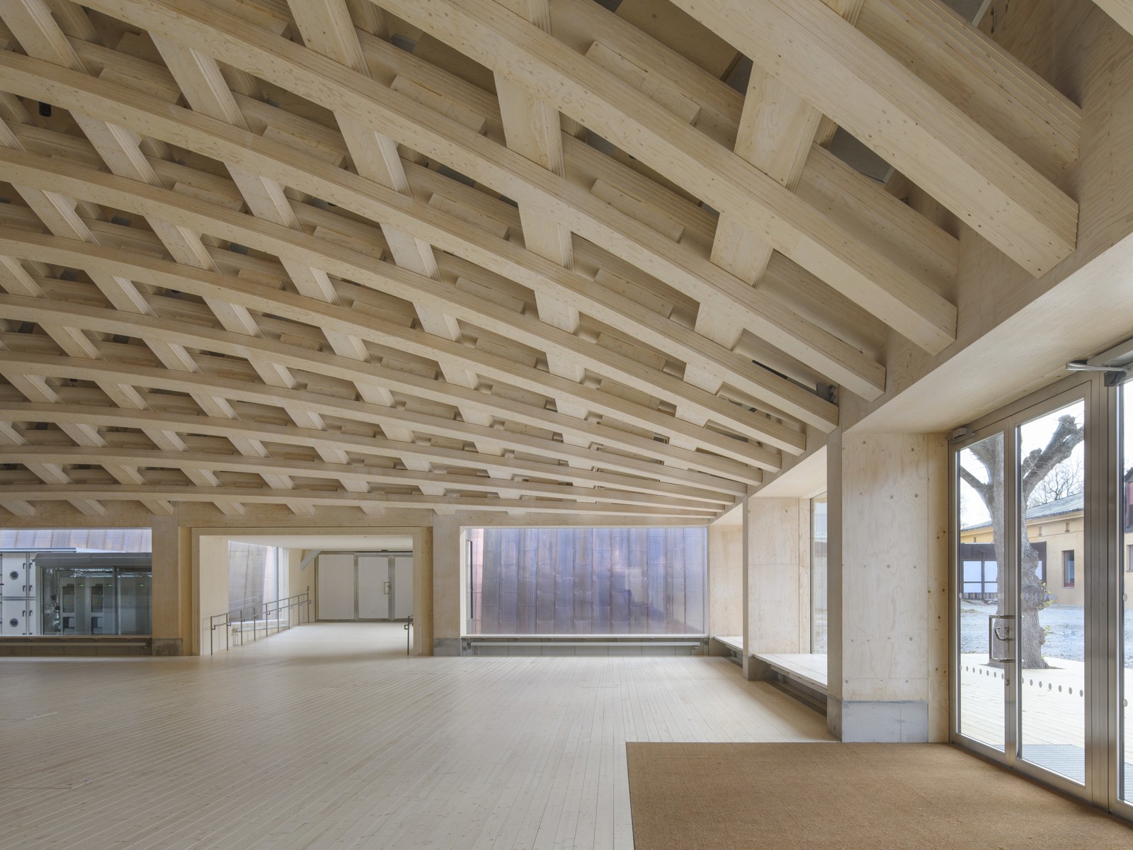 Interiør foto av Wisdome, lyst treverk, nettverk av bjelker i taket.