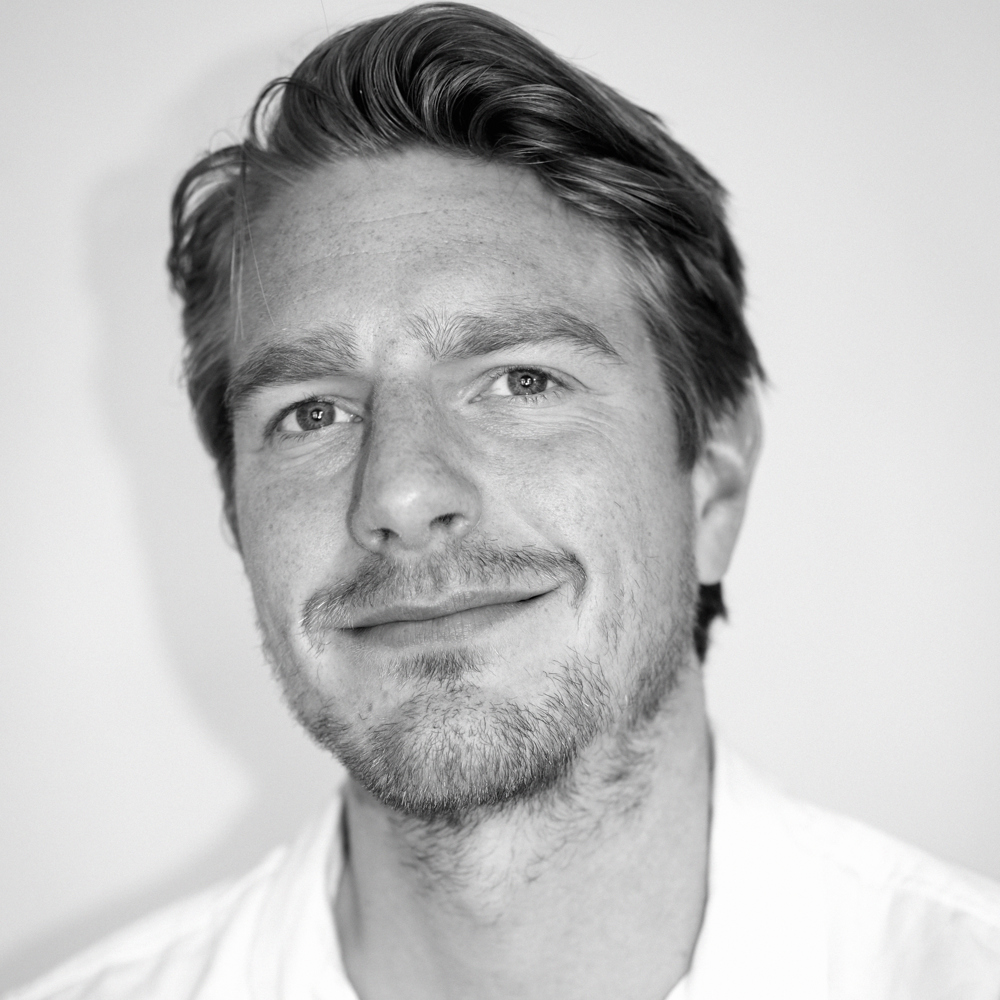Svart hvitt portrett foto av Peter Gustafson.