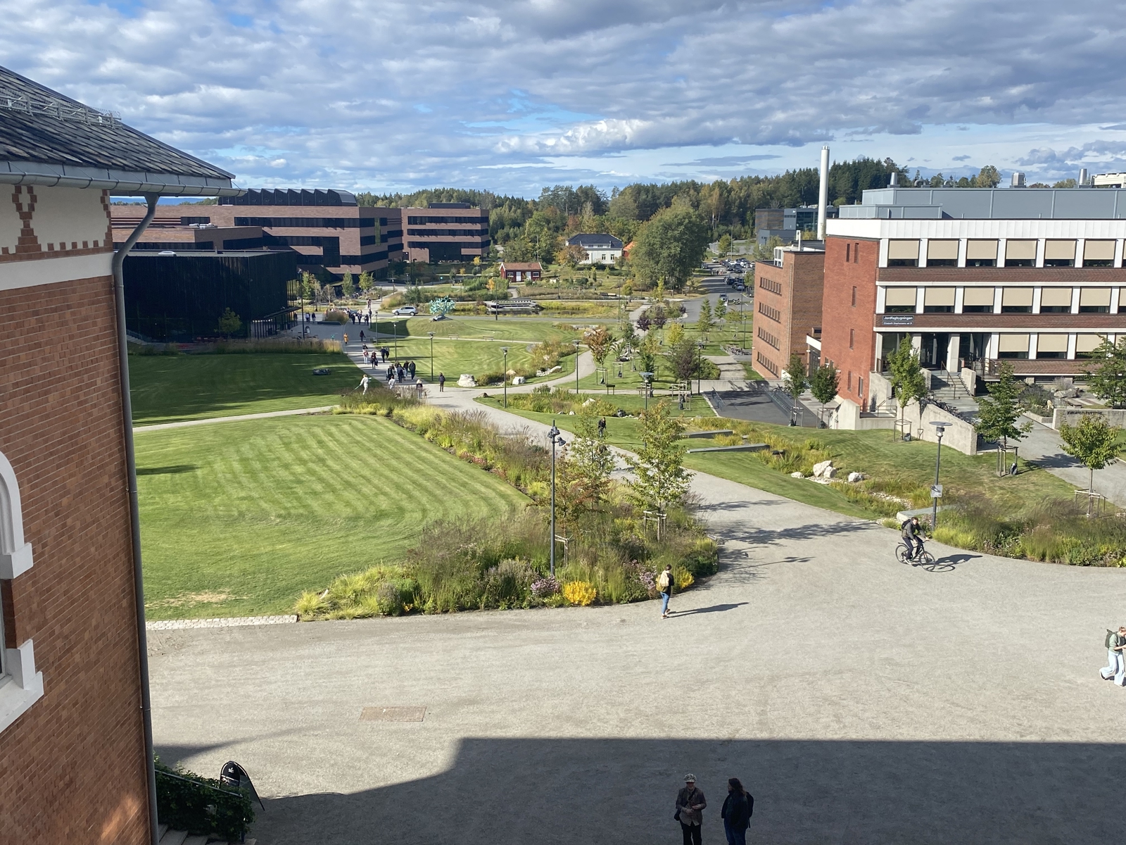 Oversikts foto av campus område.