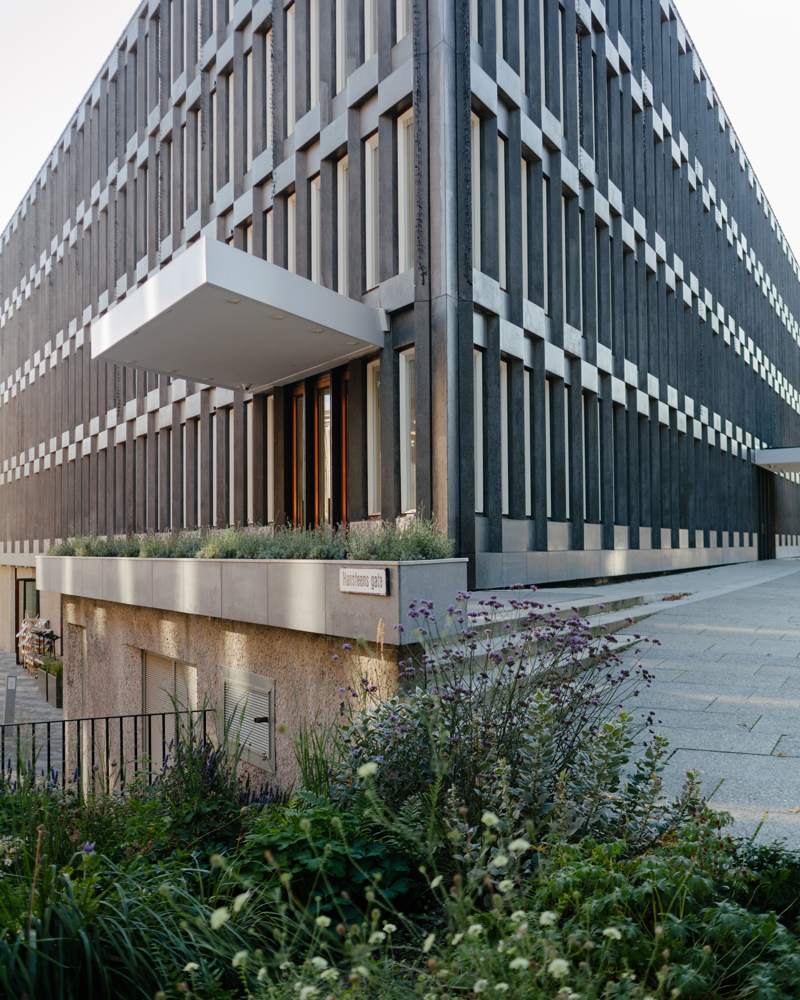 Foto av hjørnet på den amerikanske ambassaden i Oslo, med planter i forgrunnen.