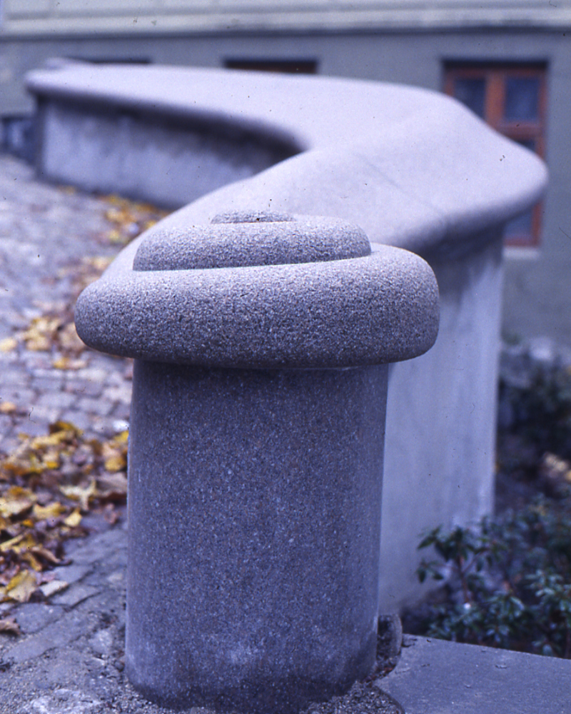 Mur av iddefjordsgranitt Bergen