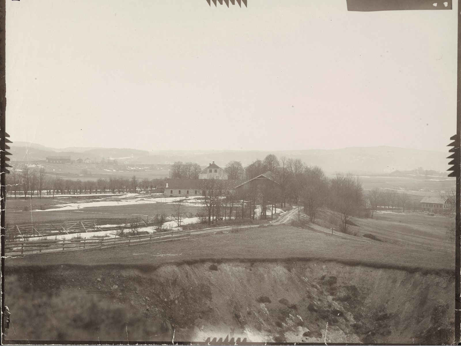 Sort-hvitt-foto av Økern gård i 1899.