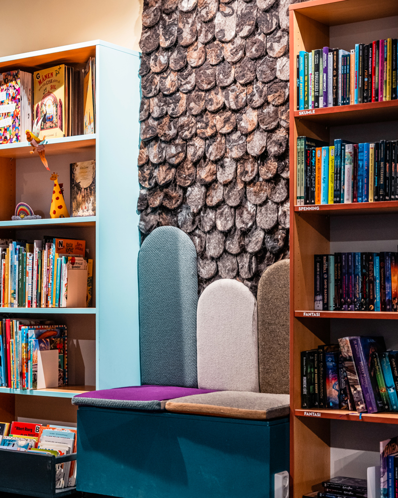 Interiør foto av sittenisje i bibliotek.