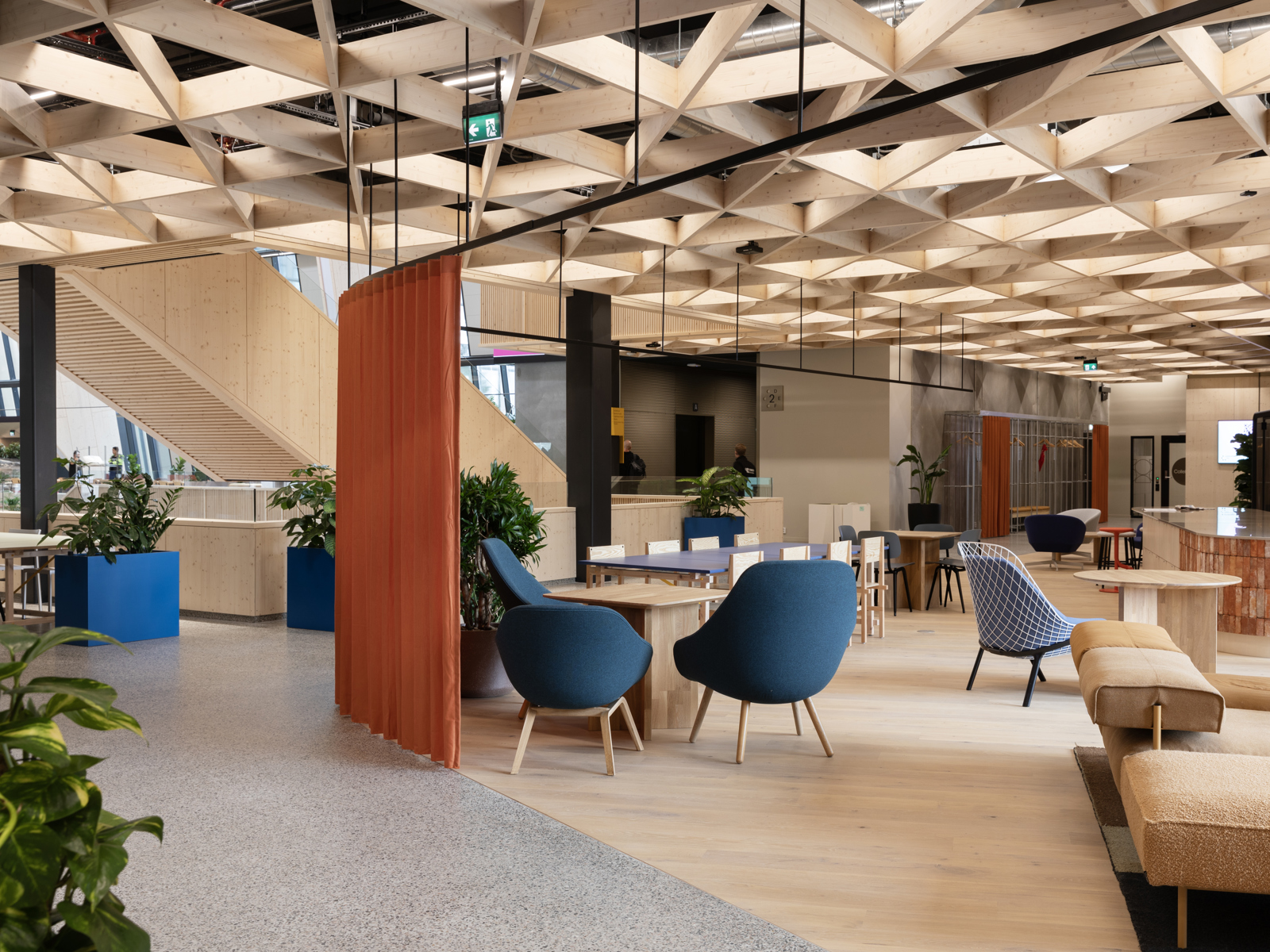 Interiør foto av felles arealer i kontorbygg.
