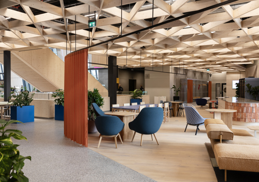 Interiør foto av felles arealer i kontorbygg.