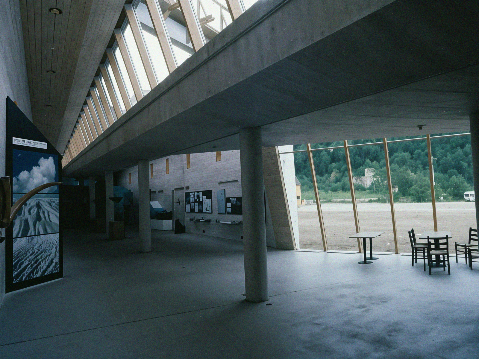 Foto av innsiden på bremuseet, kjølig lys, betong konstruksjon. 