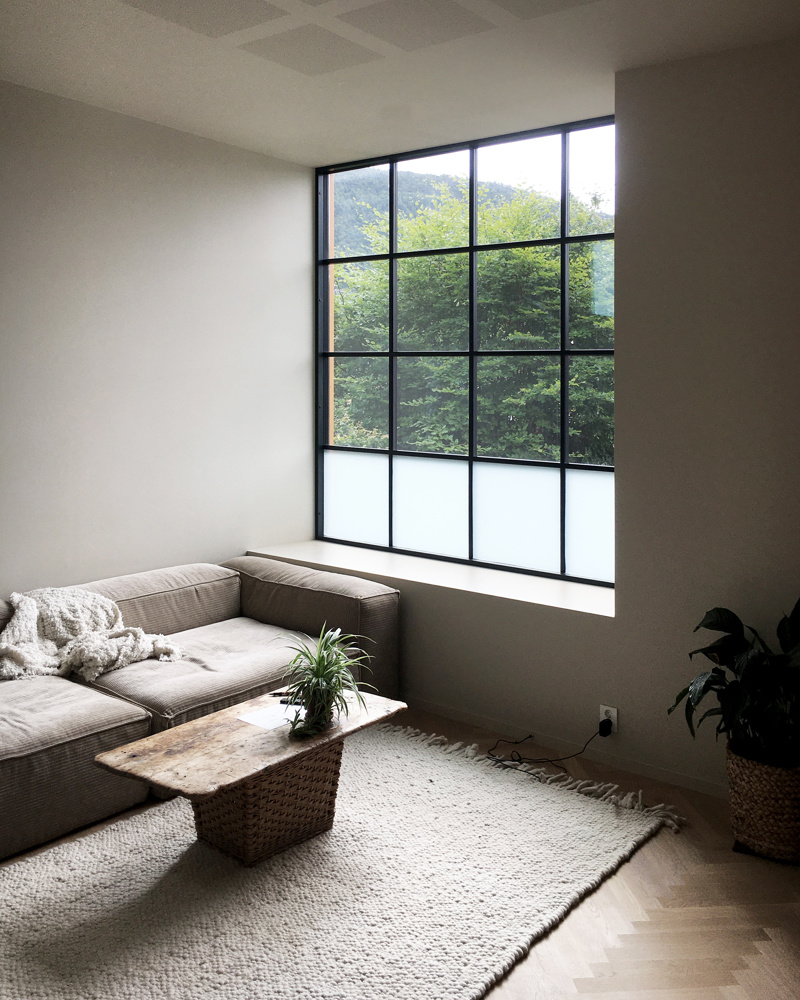 Interiør foto av karnapp med sofakrok.