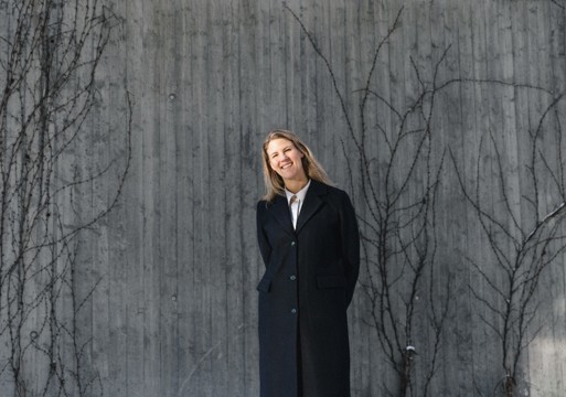 Malin Bryntesson i Cowi foran en betongvegg. Foto.