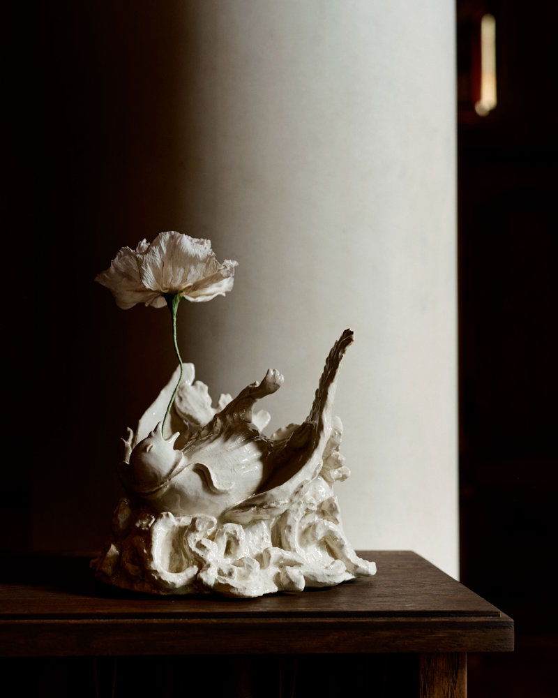 Keramikeren Sophia Nömm har laget unike vaser, med inspirasjon fra rommets takmalerier.