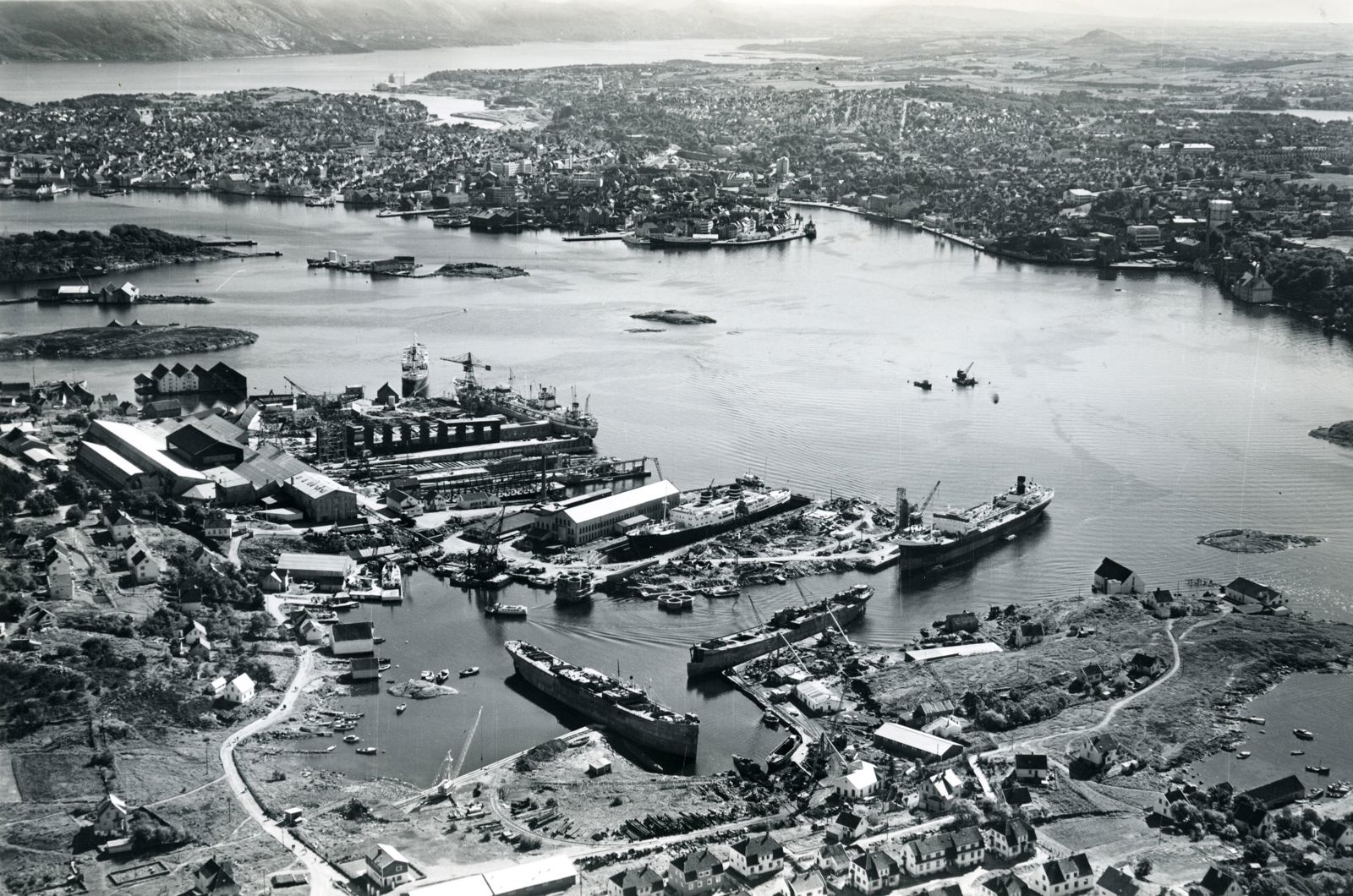 Gammelt svart-hvitt flyfoto over Rosenberg verft i Stavanger