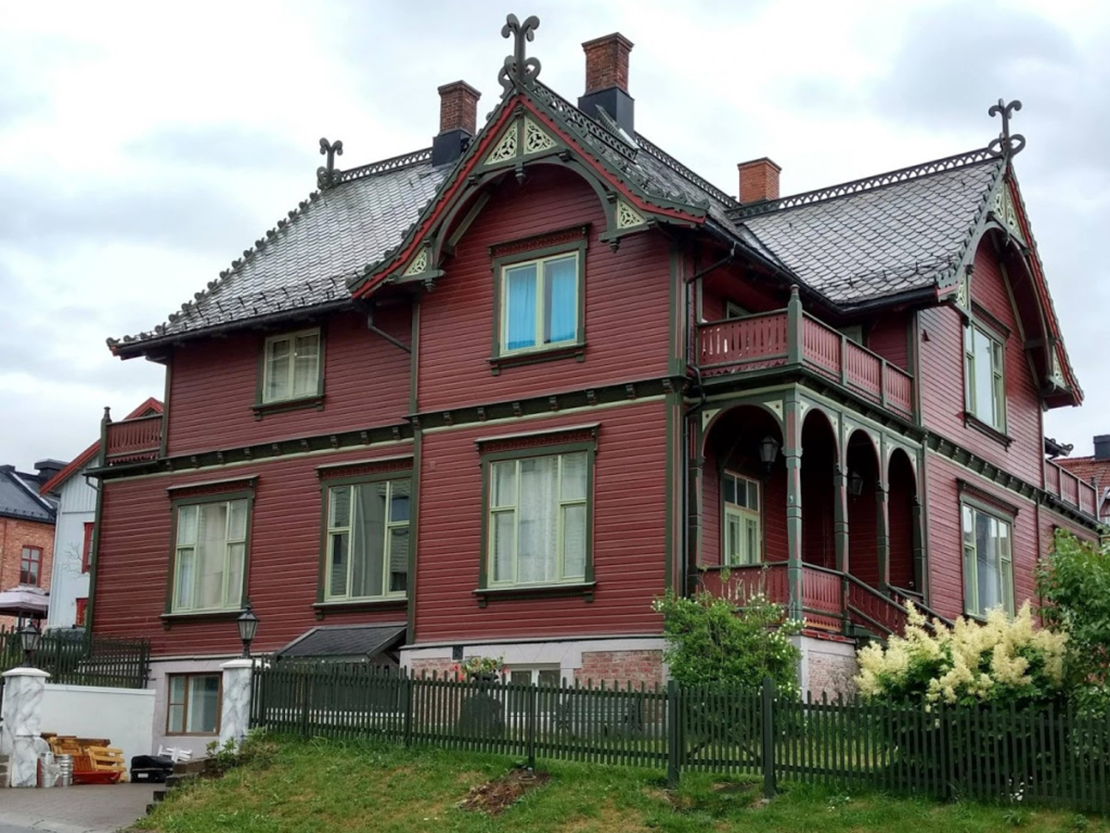 Villa Bergfall i Hamar, rødt hus med dragestil. Foto.