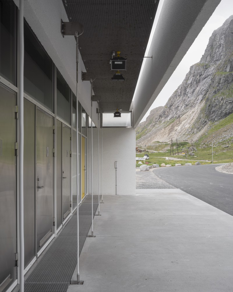 Foto av inngangsparti til servicebygg, metall, glass og betong som materialer.