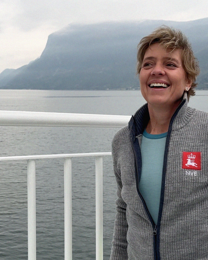 Fotografi av intervjuobjektet på ferge over Sognefjorden.