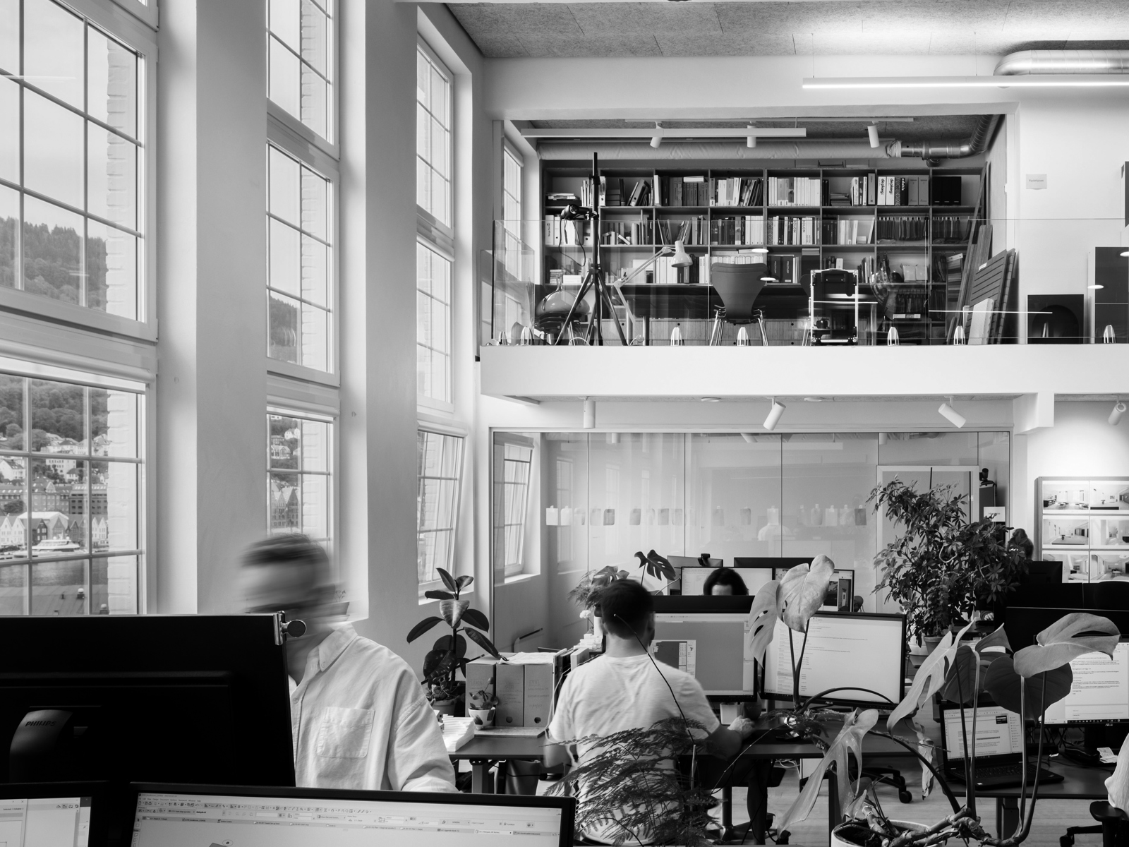 Svart hvitt foto av kontoret til 3RW arkitekter.