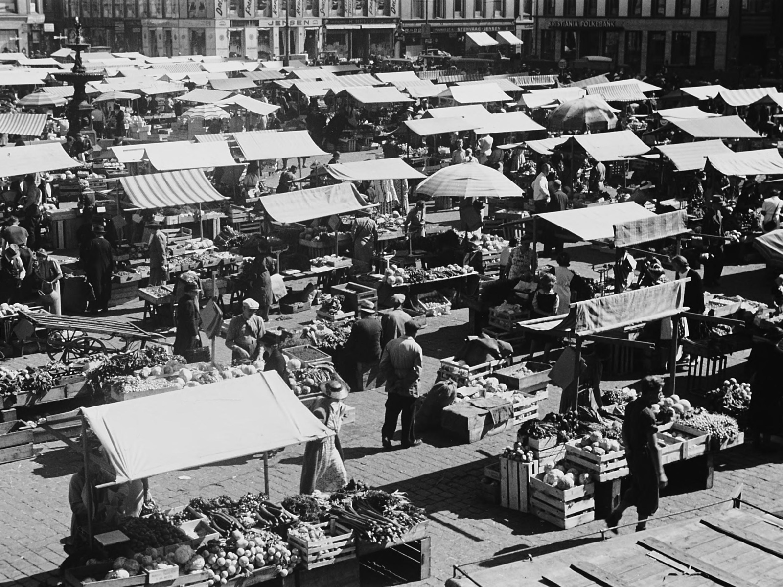 Svart/hvitt foto av Youngstorget fra 1940, fylt med boder.