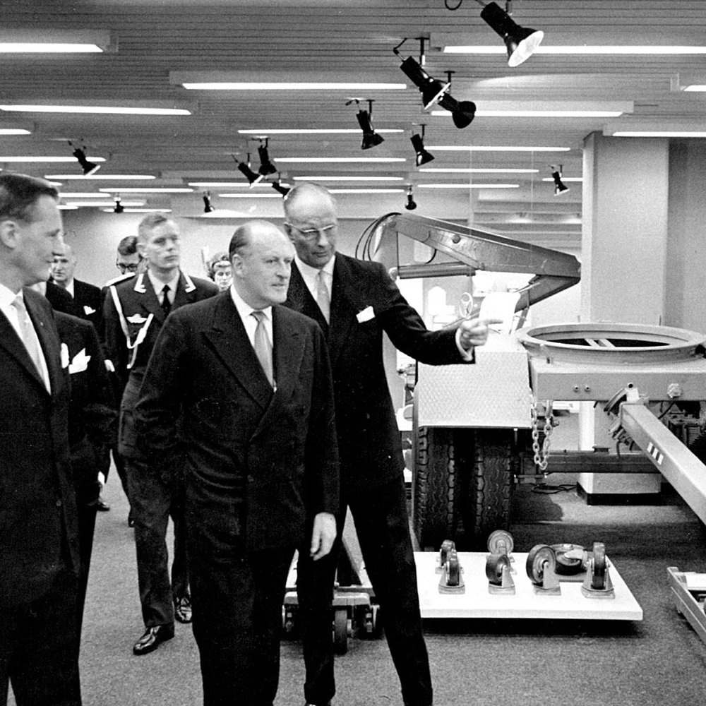 H.K.H. Kong Olav Pa Industriforbundets Jubileumsutstilling