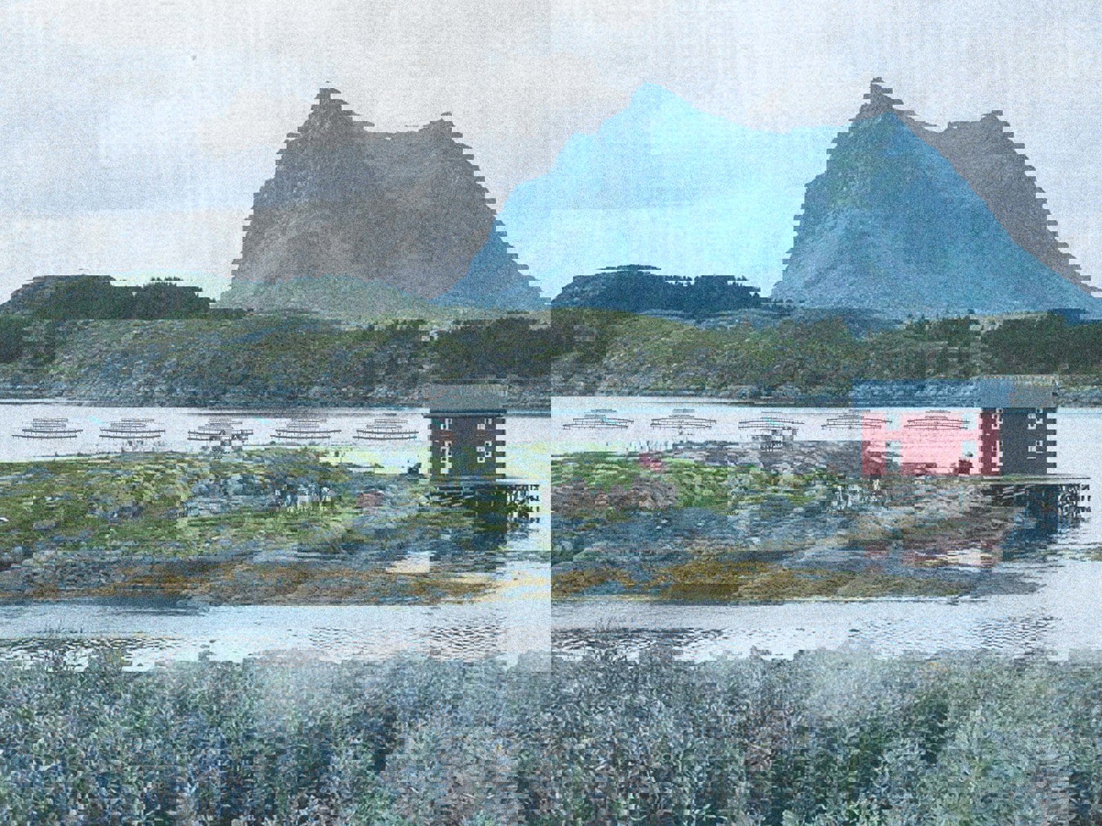 Collage av kystlandskap, fjell, liten rød hytte osv.