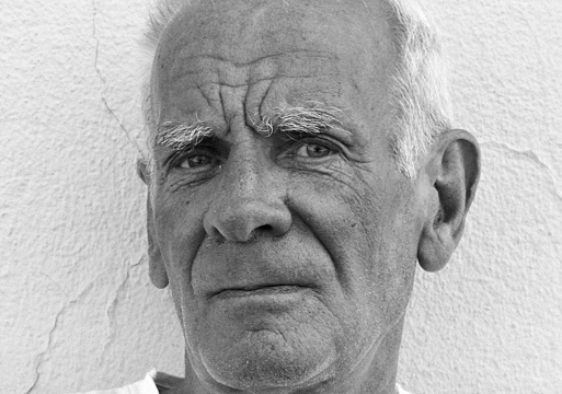 Portrett foto av Jan Carlsen i svart hvitt.