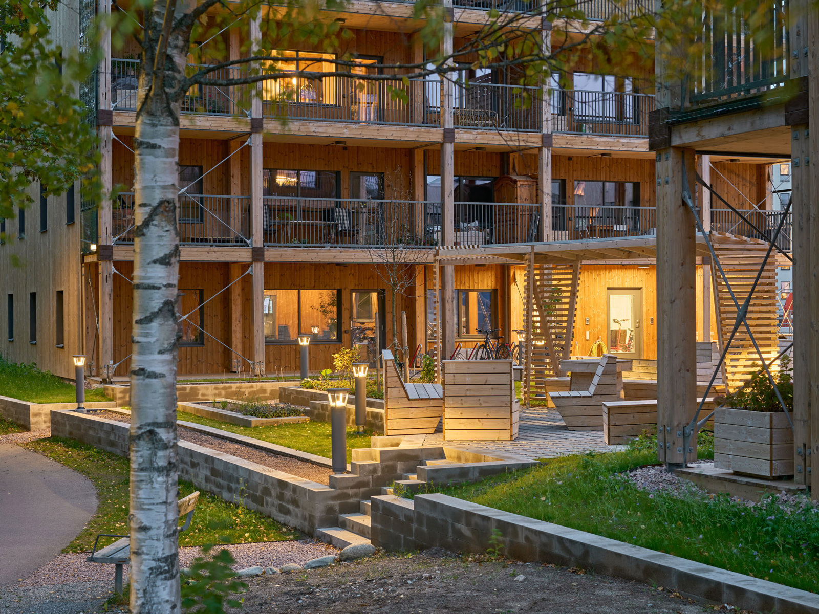 Foto av hageområde utenfor leilighetsbygg.