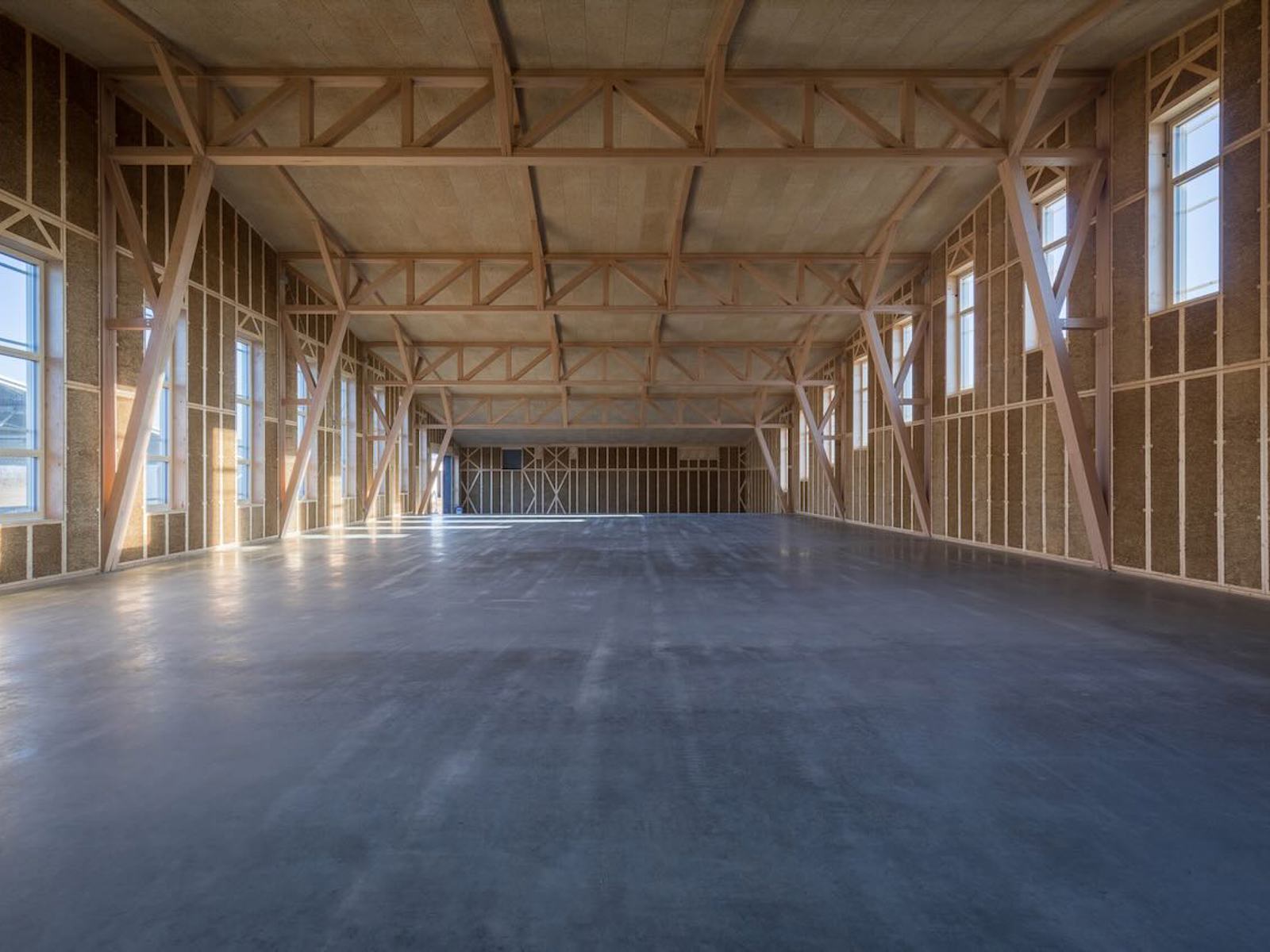 Produksjonshallen for EcoCocon halmpaneler, tegnet av Createrra, er også bygget i Passivhus standard og trenger ikke oppvarming om vinteren eller kjøling om somrene i Slovakia.