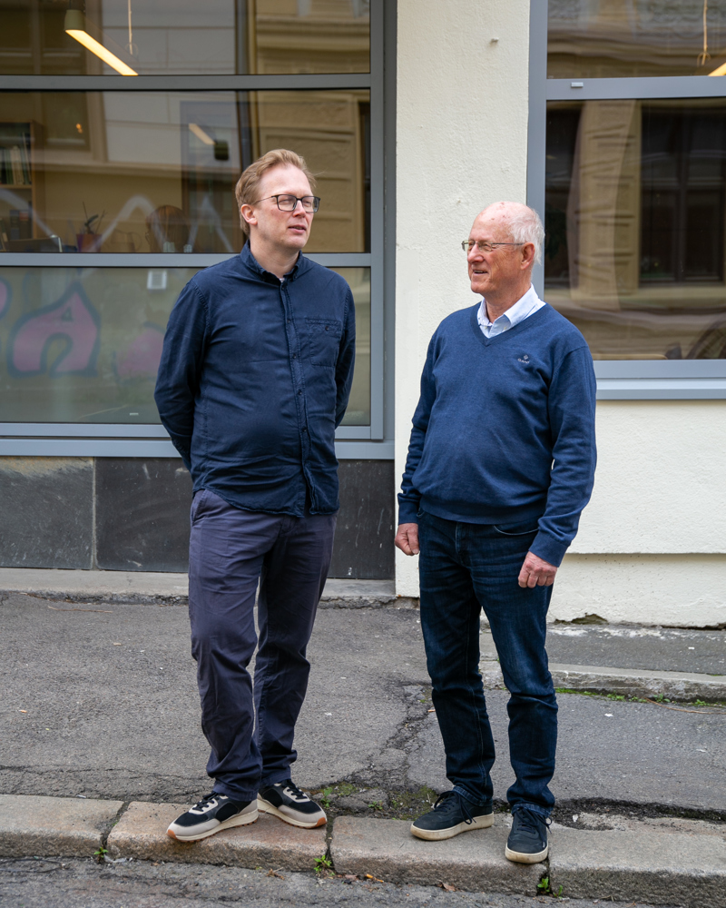 Portrettfoto av Lars Henrik Gaarder og Åke Letting i arkitektkontoret Astrup og Hellern