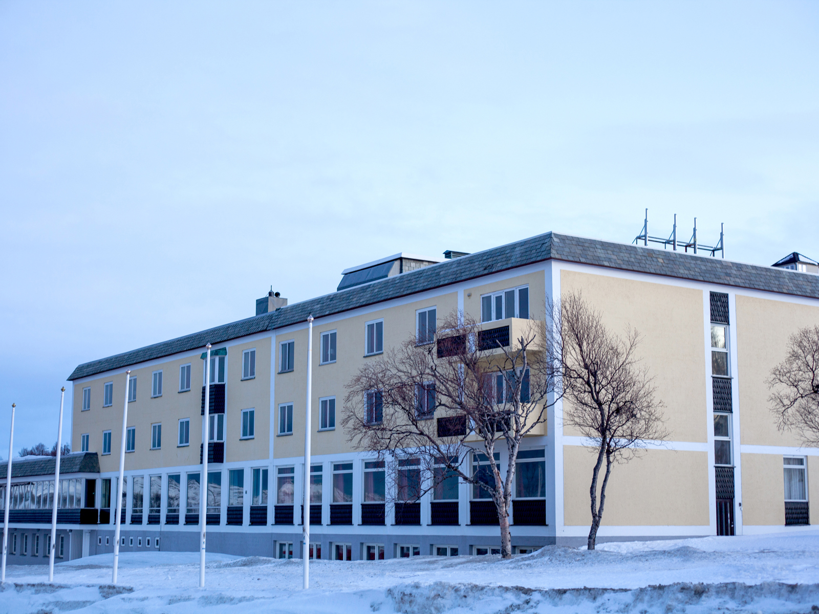 Et hotell kledd i snø