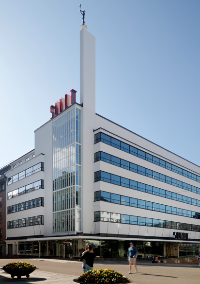 Eksteriørfoto som viser Sundt-bygget med langstrakt horisontale bånd i fasaden