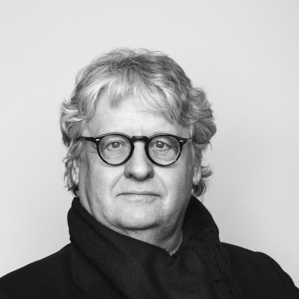 Svart/hvitt portrett av Karl Otto med svarte briller.