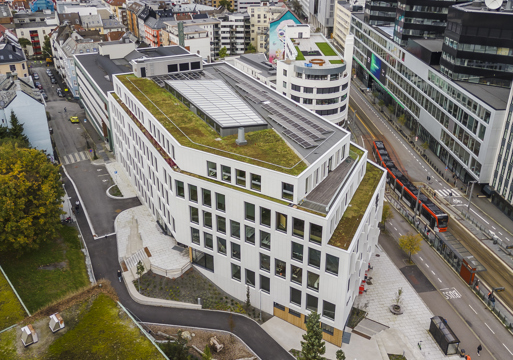 Drone/oversiktsfoto av kontorbygg i Bergen by. 