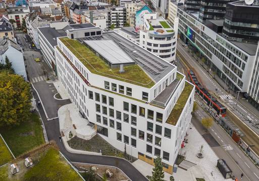 Drone/oversiktsfoto av kontorbygg i Bergen by.