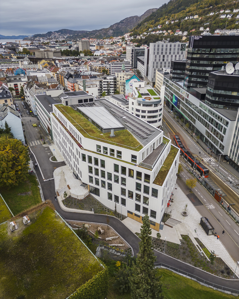 Drone/oversiktsfoto av kontorbygg i Bergen by.