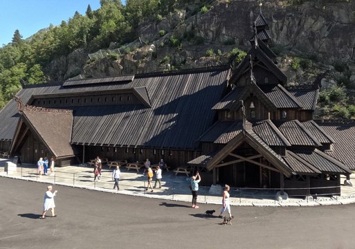 Odda Stavkirke Ved Lothepus Camping