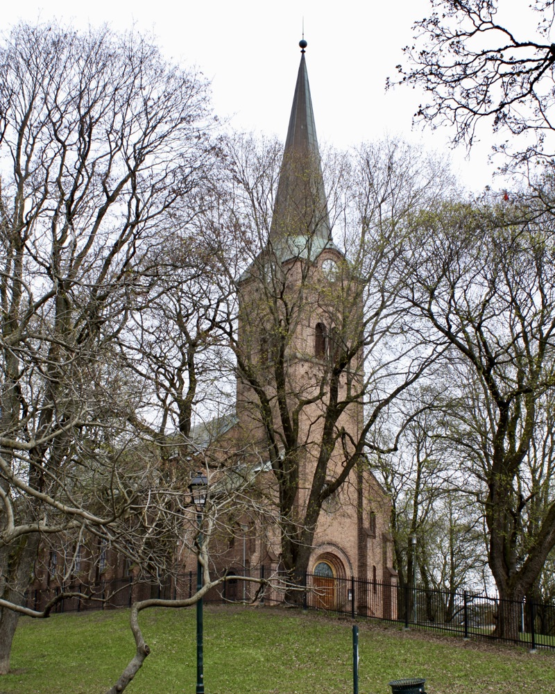 Sofienberg kirke sett i dagslys fra Sofienbergparken. Foto.