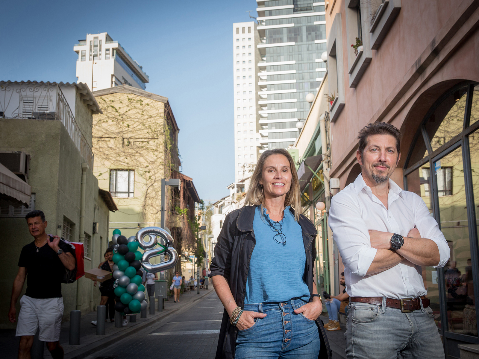 Foto av Marit Justine Haugen og Dan Zohar ute i byen smilende.