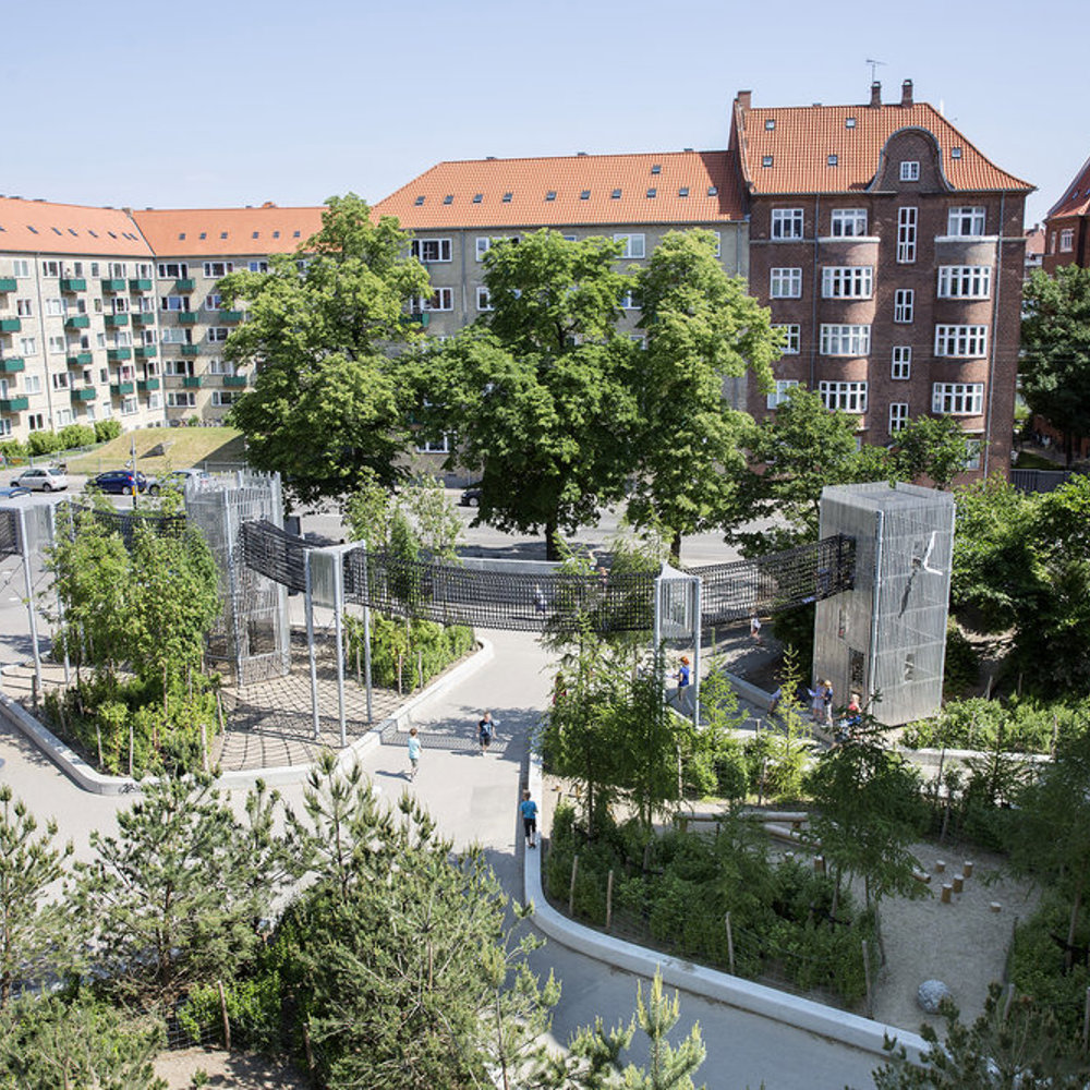 Skolegården på Amager Fælledskole i København. Foto.