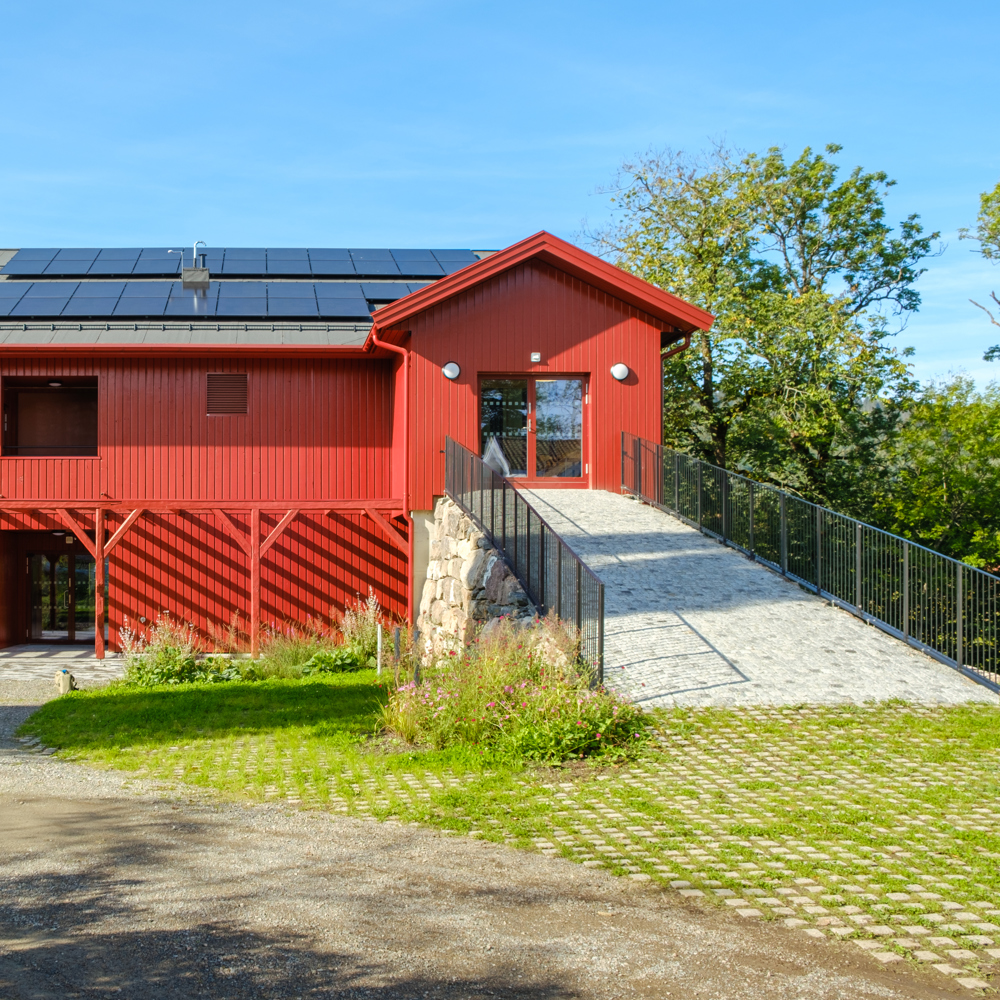 Foto av ombygd rød låve.