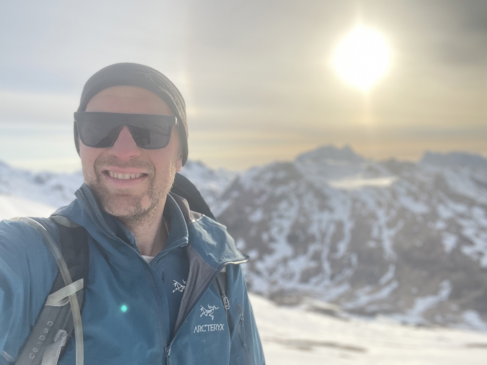 Selfie av Gaute Brochman med fjell og sol i bakgrunnen. Foto.