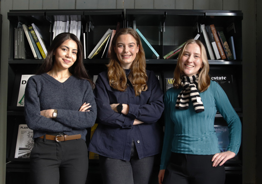 Sadaf Parwany (Landskapsarkitekt) , Karianne Trosholmen Imerslund Skurdal (Masterstudent, By- og regionalplanlegging) og Nora Ulrikke Andersen (Statsviter).