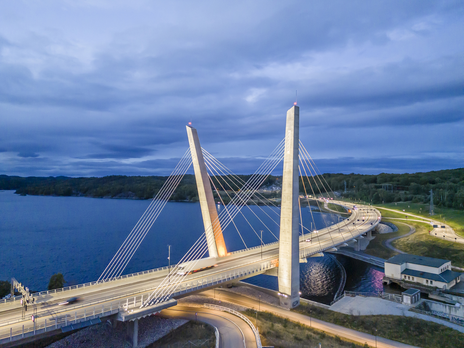 Dronefoto av Farris bru som viser den tydelige konstruksjonen 