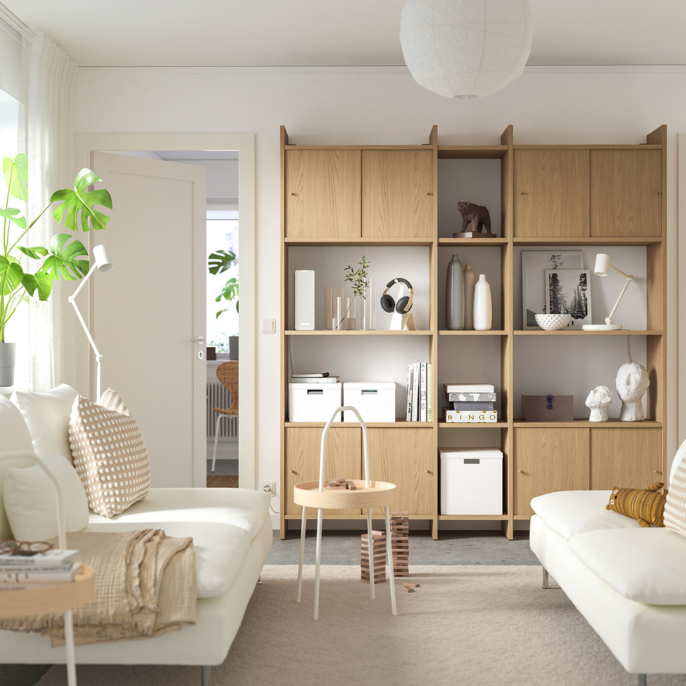 Foto av hyllesystem fra IKEA i stue.