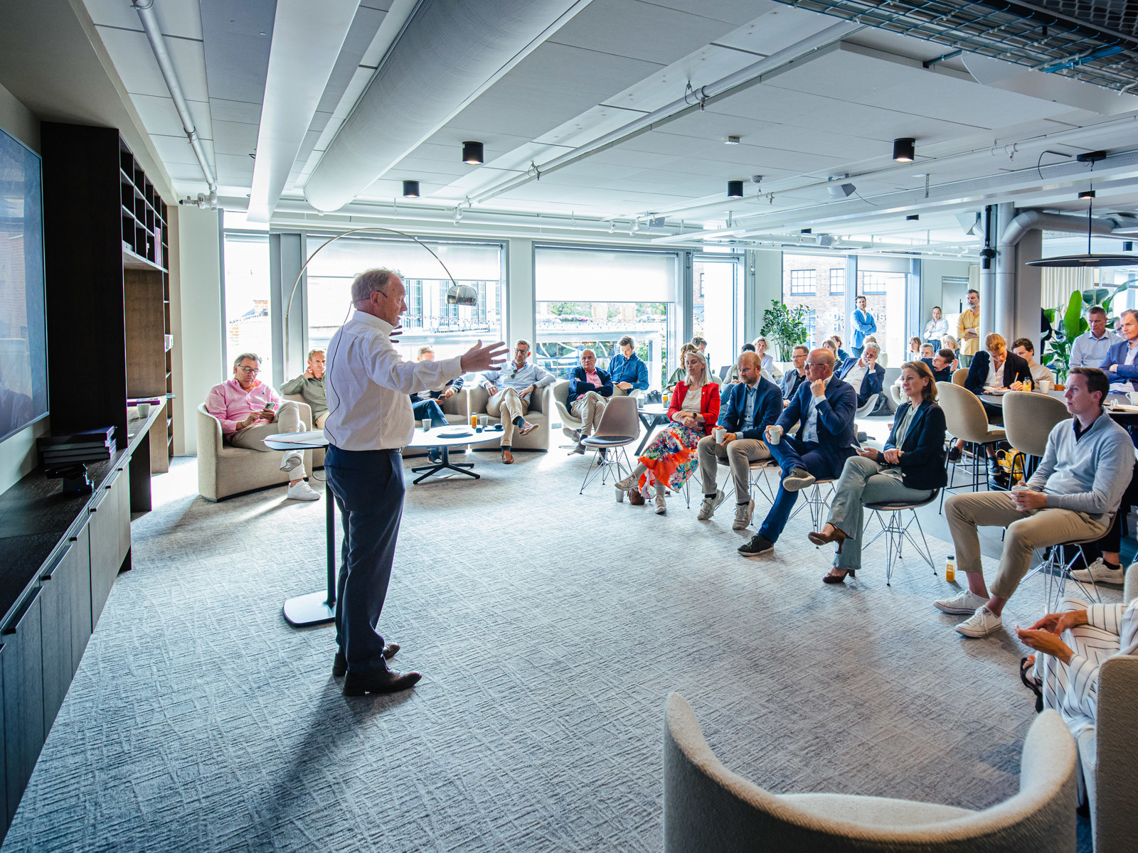 Byrådsleder i Oslo Raymond Johansen snakker foran en samling eiendomsutviklere på frokostseminar hos Aspelin Ramm.