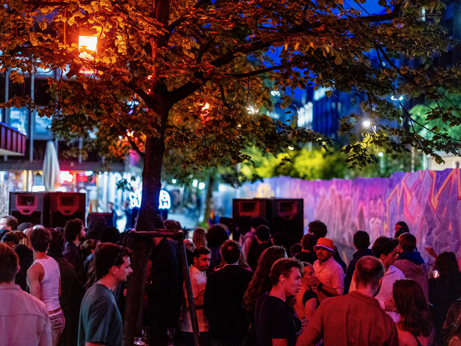 Langs Pilestredet har et belyst gatekunstgalleri kommet opp, som resultat av Tullinsamarbeidets innsats for bedre byliv mens Hammersborgtunnelen senke