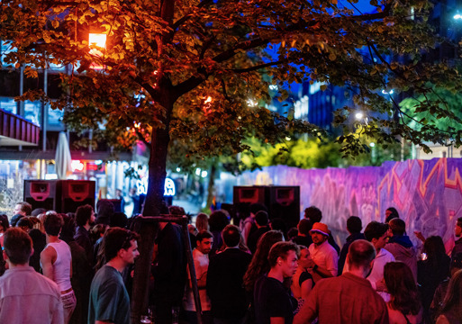 Langs Pilestredet har et belyst gatekunstgalleri kommet opp, som resultat av Tullinsamarbeidets innsats for bedre byliv mens Hammersborgtunnelen senke