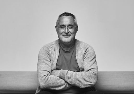 Foto av Jan Arne Løvdal sittende på en sofa.