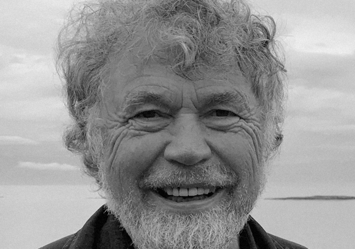 Portrett foto av Rolf Groven i svart hvitt.