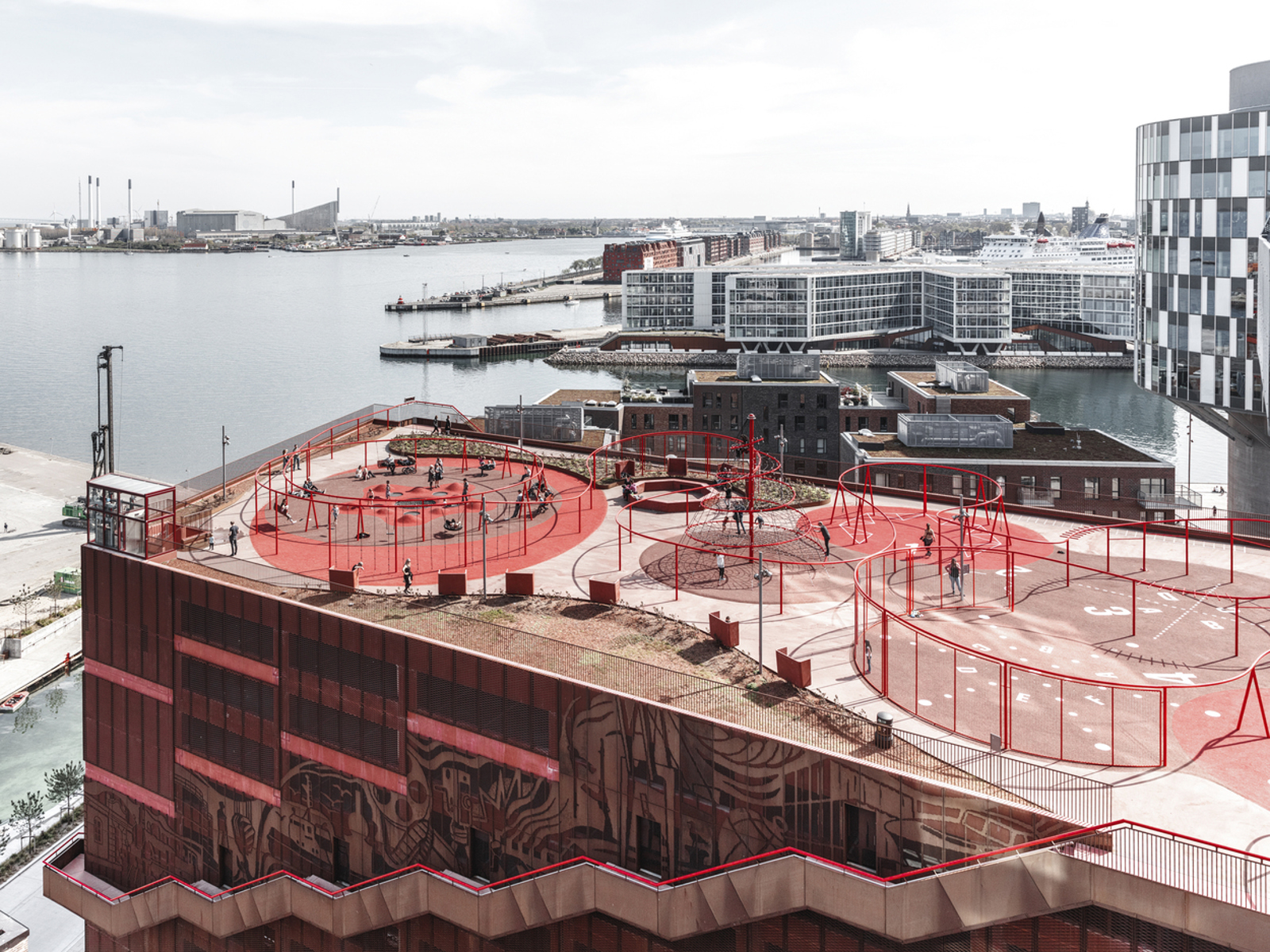 Konditaget Lüders i København, et stort aktivitetslandskap på taket til et syvetasjes parkeringshus. Foto.