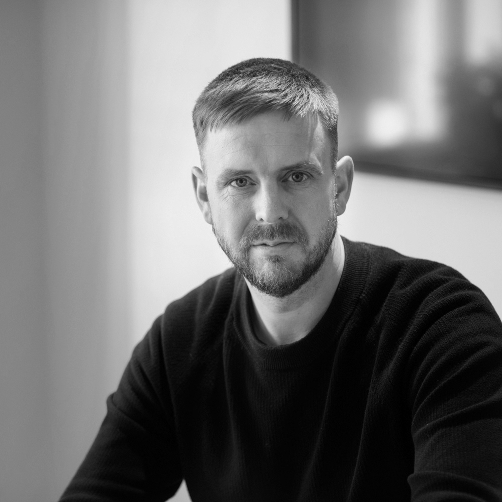 Svart hvitt portrett foto av Jonas Stokke.