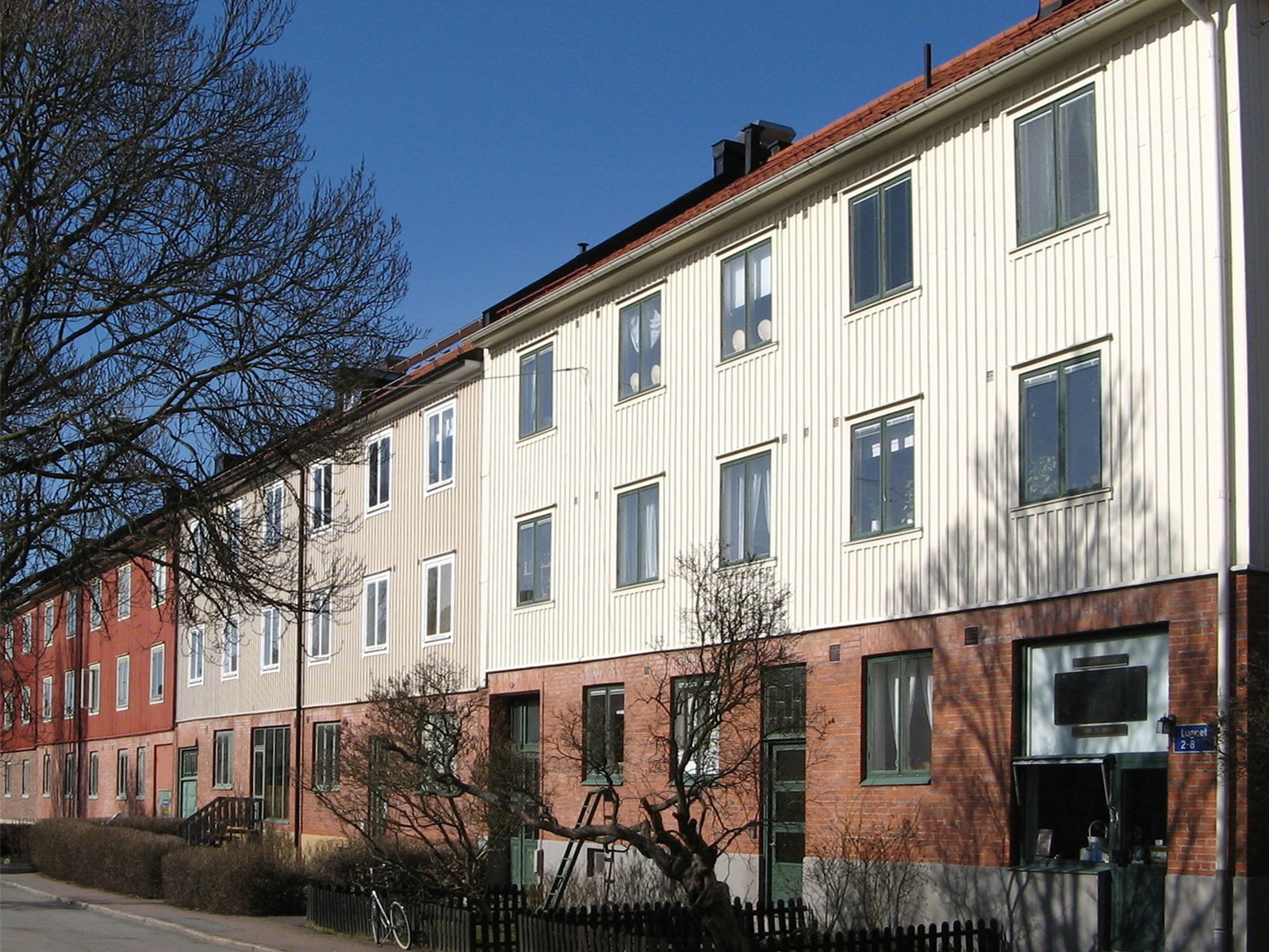 Foto av Kvarteret Åkermyntan fasade ut mot gate.
